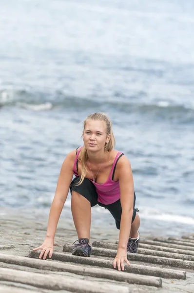 Sunde unge kvinde kører på stranden - Stock-foto