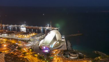 gece şehrin havadan görünümü. Santa cruz de tenerife
