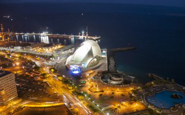 gece şehrin havadan görünümü. Santa cruz de tenerife