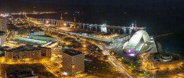gece şehrin havadan görünümü. Santa cruz de tenerife