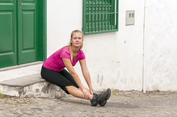 Joven mujer fitness estirando los músculos — Foto de Stock