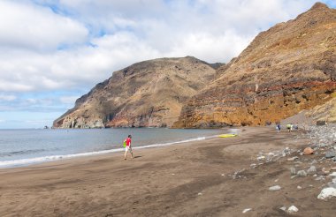 siyah, volkanik kum plaj. Tenerife Adası