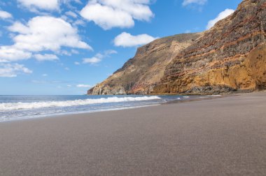 siyah, volkanik kum plaj. Tenerife Adası