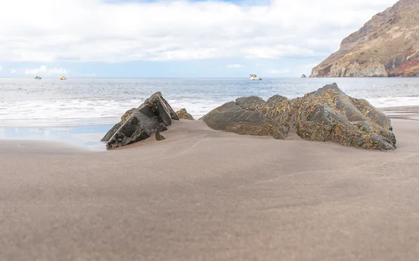 Schwarzer vulkanischer Sandstrand. Insel Teneriffa — Stockfoto