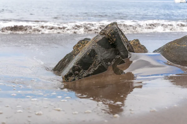 Schwarzer vulkanischer Sandstrand. Insel Teneriffa — Stockfoto