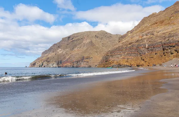 Praia vulcânica de areia preta. Ilha de Tenerife — Fotografia de Stock