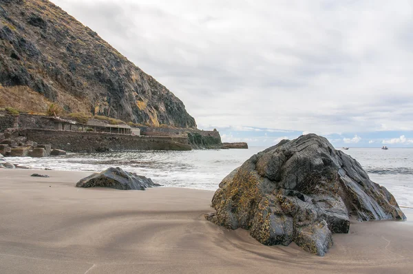 Schwarzer vulkanischer Sandstrand. Insel Teneriffa — Stockfoto