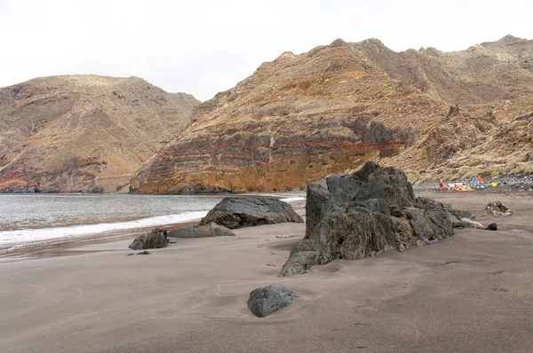 Praia vulcânica de areia preta. Ilha de Tenerife — Fotografia de Stock