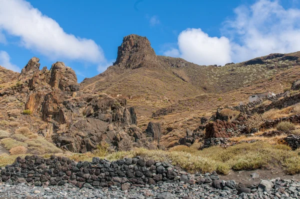 Schwarzer vulkanischer Sandstrand. Insel Teneriffa — Stockfoto