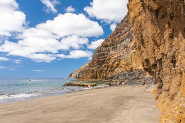 siyah, volkanik kum plaj. Tenerife Adası