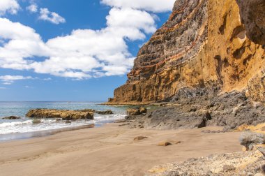 siyah, volkanik kum plaj. Tenerife Adası