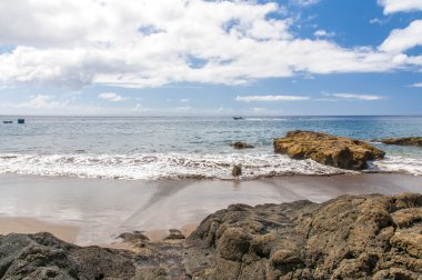 siyah, volkanik kum plaj. Tenerife Adası