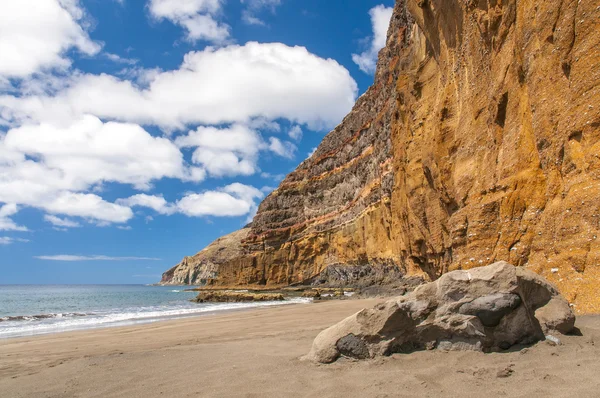 Spiaggia vulcanica di sabbia nera. Isola di Tenerife — Foto Stock