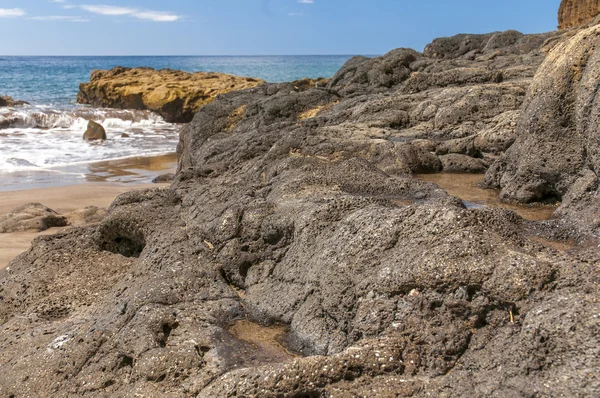 Czarny piasek plaża wulkanicznych. Wyspa Teneryfa — Zdjęcie stockowe