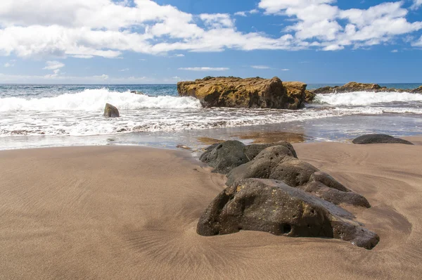 Praia vulcânica de areia preta. Ilha de Tenerife — Fotografia de Stock