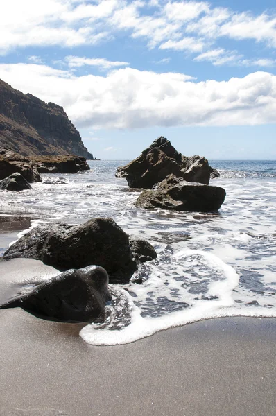 Plage volcanique de sable noir. Île de Tenerife — Photo