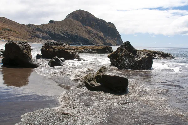 Czarny piasek plaża wulkanicznych. Wyspa Teneryfa — Zdjęcie stockowe
