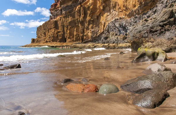 Czarny piasek plaża wulkanicznych. Wyspa Teneryfa — Zdjęcie stockowe