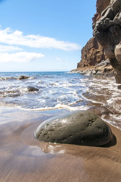 Schwarzer vulkanischer Sandstrand. Insel Teneriffa — Stockfoto