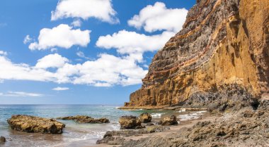 siyah, volkanik kum plaj. Tenerife Adası
