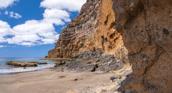 Spiaggia vulcanica di sabbia nera. Isola di Tenerife — Foto Stock