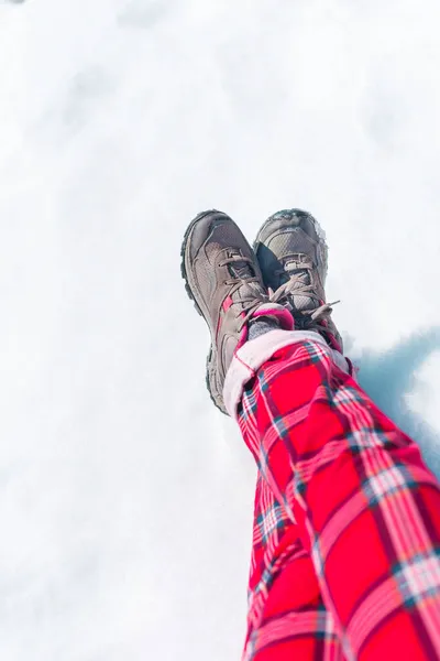 Pernas Sapatos Trekking Calças Pijama Vermelho Cheque Chão Nevado Ano — Fotografia de Stock