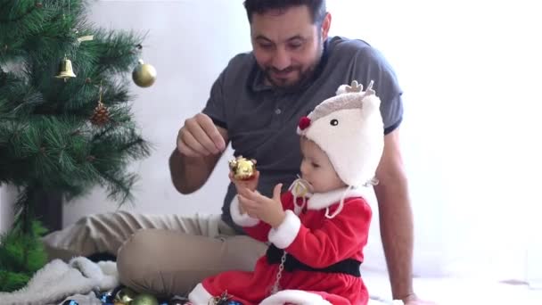 Padre Hija Pequeña Están Decorando Árbol Navidad Casa Concepto Estilo — Vídeos de Stock