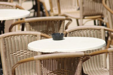 Restoran tablolarda küllük