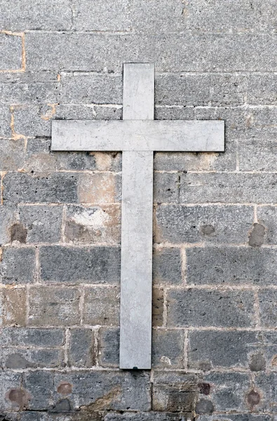 Croix religieuse sur un vieux mur — Photo