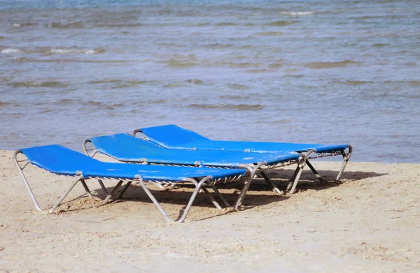 Solstolar eller sängar på stranden — Stockfoto