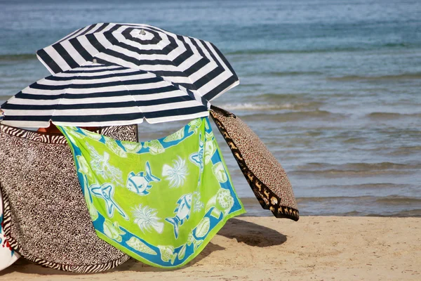 Kumlu plaj şemsiye — Stok fotoğraf