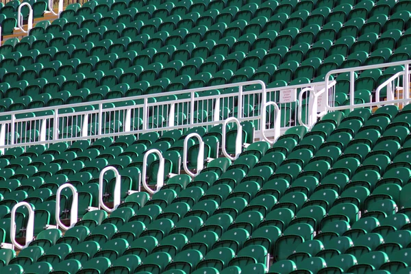 Terras zetels in openlucht stadion — Stockfoto