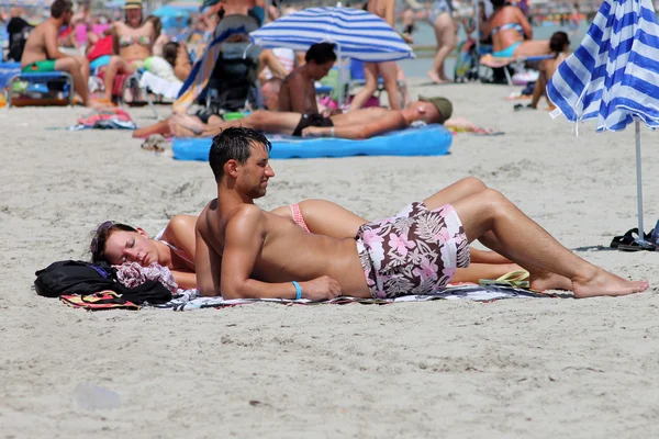Yaz aylarında İspanyol plaj rahatlatıcı Çift — Stok fotoğraf