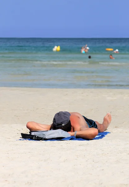 Man ontspannen op strand in de zomer — Stockfoto