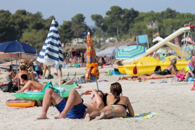 İspanyol plajda güneşlenenbirileri varsa