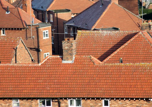 Rött kakel på hus tak — Stockfoto