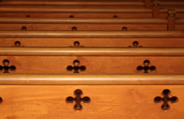 Fila de bancos de madera en la iglesia —  Fotos de Stock