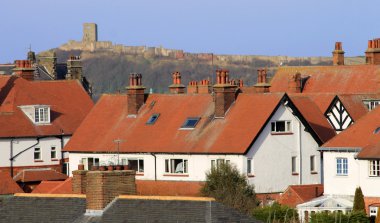 Kırmızı kiremitli evler ve scarborough Kalesi