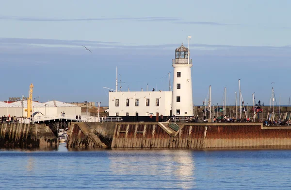 Scarborough harbor lighthouse — Stock Photo, Image