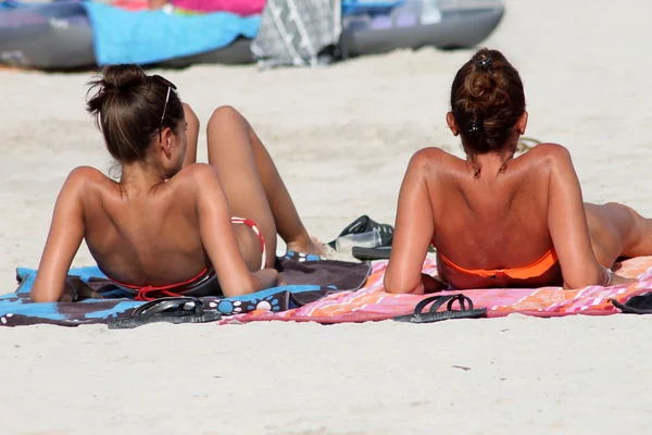 妇女在海滩晒日光浴 — 图库照片