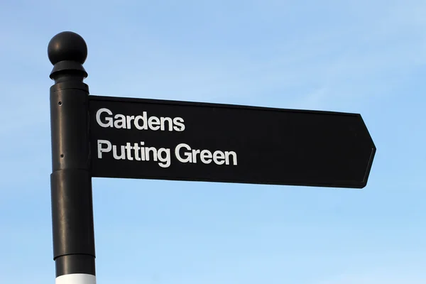 Gardens and putting green sign — Stock Photo, Image