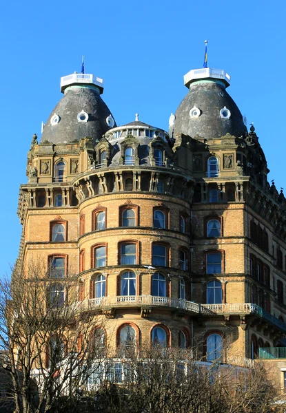 오래 된 고딕 양식의 호텔 건물 — 스톡 사진