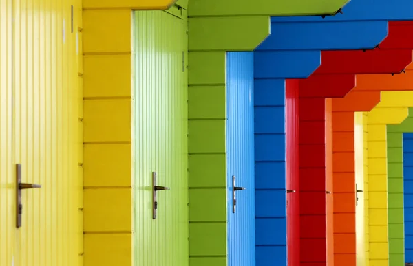 Coloridos chalés de praia de madeira — Fotografia de Stock