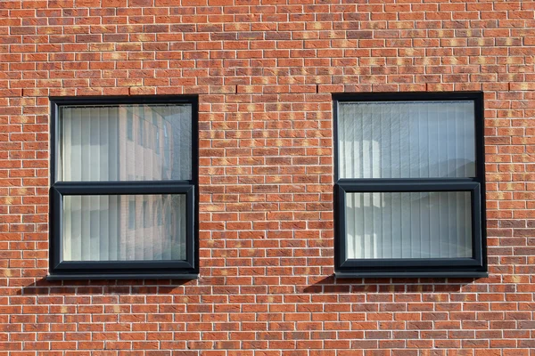 Janelas de escritório no edifício de tijolos — Fotografia de Stock