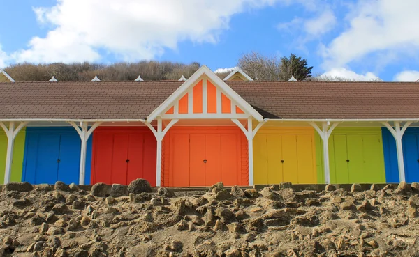 Fila di chalet colorati sulla spiaggia — Foto Stock