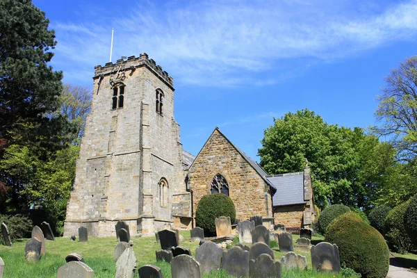 Vesnický kostel a hřbitov — Stock fotografie