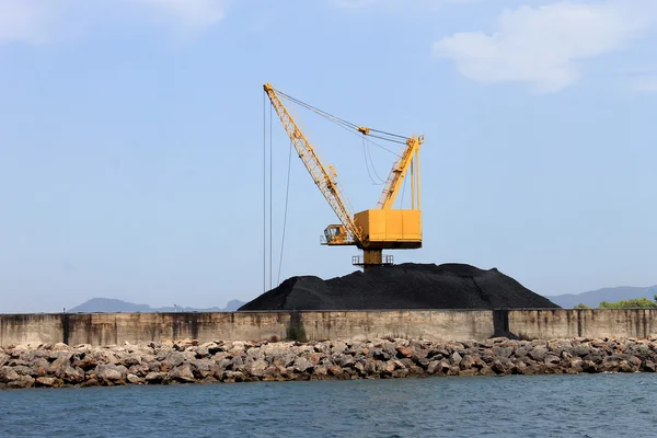 Vinç ve Dock üzerinde kömür yığını — Stok fotoğraf