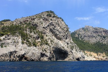 kayalık sahil şeridi üzerinde deniz Mağarası