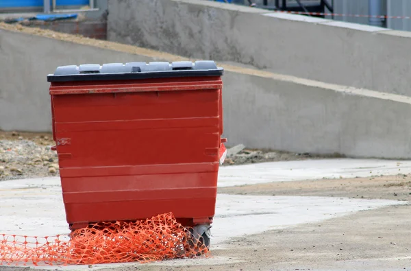 Röd återvinningsbehållare — Stockfoto