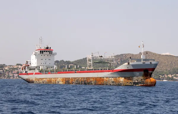 Ржавое грузовое судно в море — стоковое фото